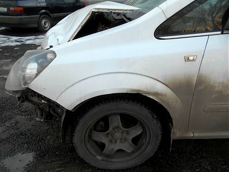 Повреждения автомобиля Opel Zafira сбоку